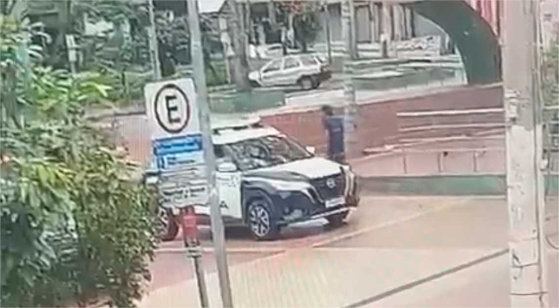 Imagens comprovam que homem entrou em viatura e se trancou em porta-malas; veja vídeo