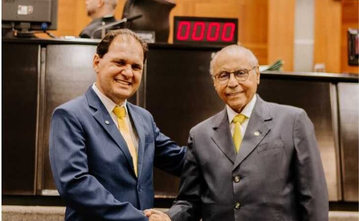 Deputado Júlio recebendo Chico Guarnieri em nome da AL