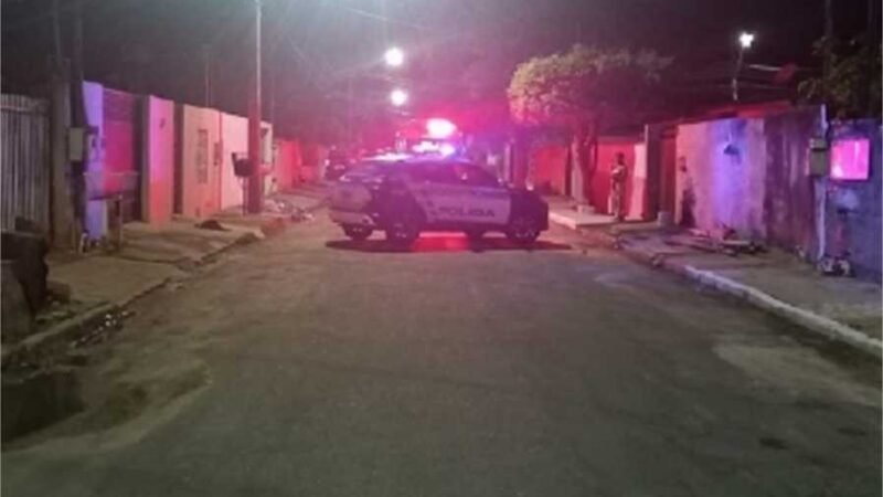Homem de 47 anos é executado a tiros por motociclista na calçada de casa