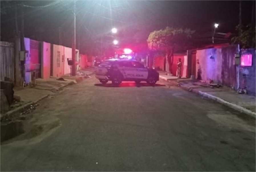 Homem de 47 anos é executado a tiros por motociclista na calçada de casa
