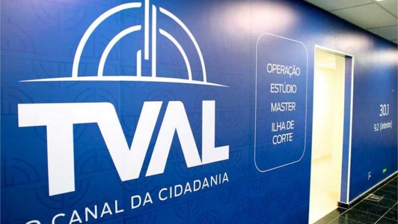 Botelho reinaugura TVAL e homenageia servidor