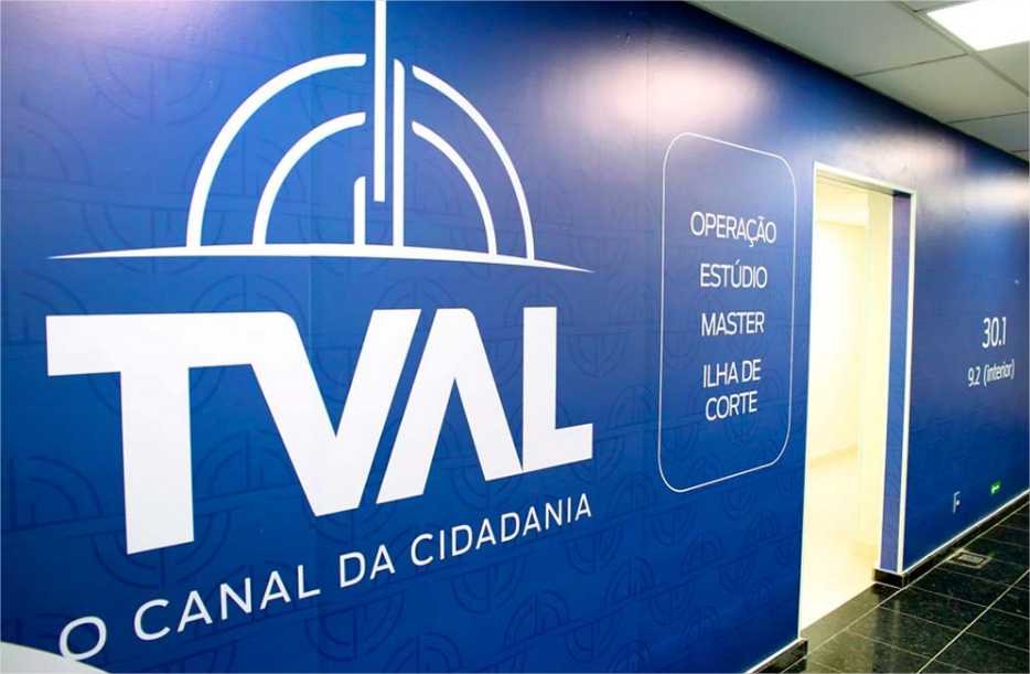 Botelho reinaugura TVAL e homenageia servidor