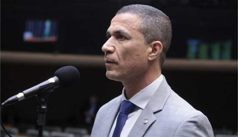 Assis se diz confortável no UB, mas não descarta migrar para partido de Bolsonaro: ‘na política não existe porta fechada’