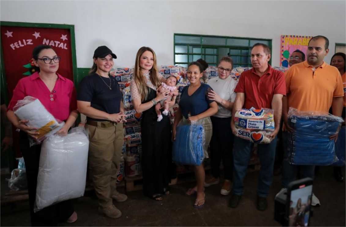 Primeira-dama de MT faz entrega de 750 donativos às famílias de Cuiabá afetadas por alagamento