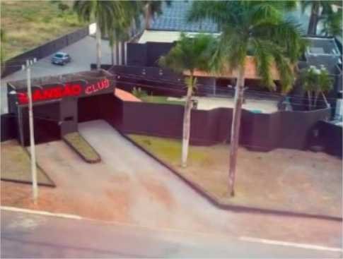 Caminhoneiro invade quarto de madrugada, agride mulher e tenta estuprá-la em boate