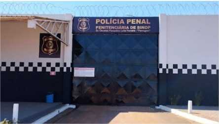 Detento é encontrado morto dentro de cela em presídio de MT e facção deixa recado