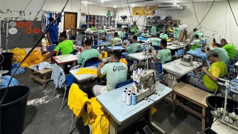 Sejus realiza curso de corte e costura para detentos na Penitenciária de Sinop por meio do SER Família Capacita