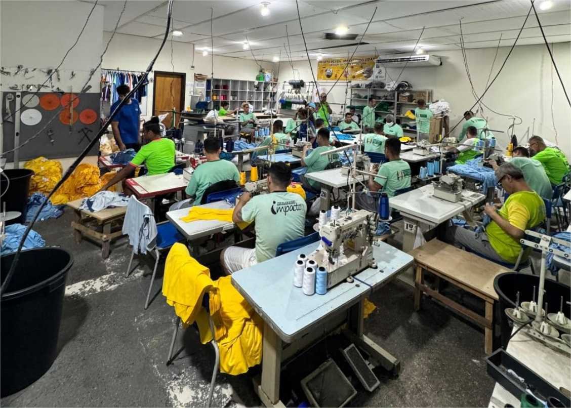 Sejus realiza curso de corte e costura para detentos na Penitenciária de Sinop por meio do SER Família Capacita