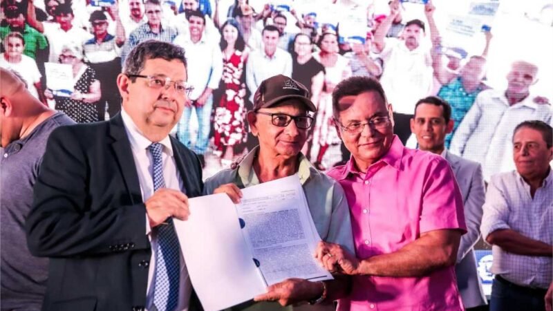 “Não adianta ter chave, tem que ter é a segurança”, diz Irenio para Botelho ao receber escritura no bairro Alvorada