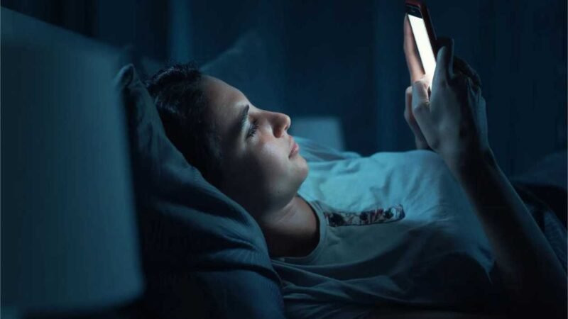 Uso excessivo do celular à noite tem piorado a qualidade do sono, avalia especialista