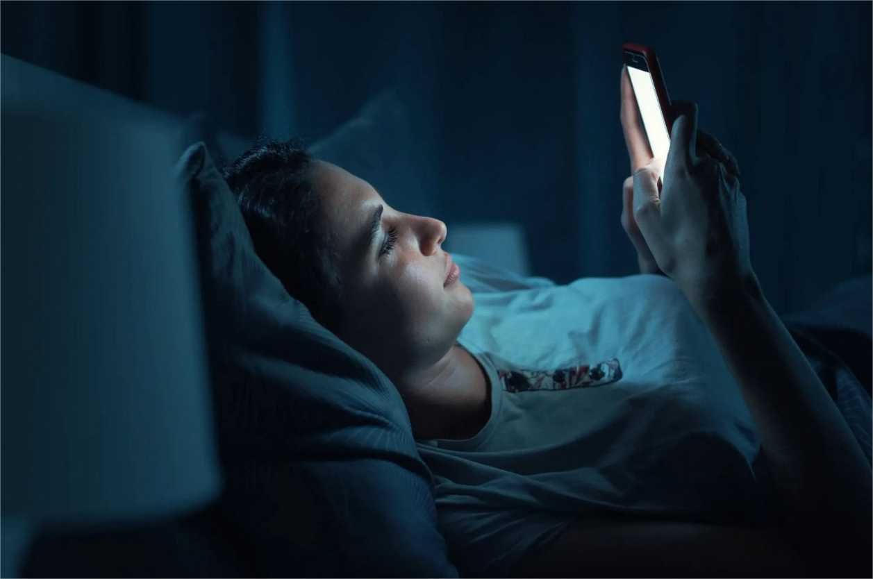 Uso excessivo do celular à noite tem piorado a qualidade do sono, avalia especialista