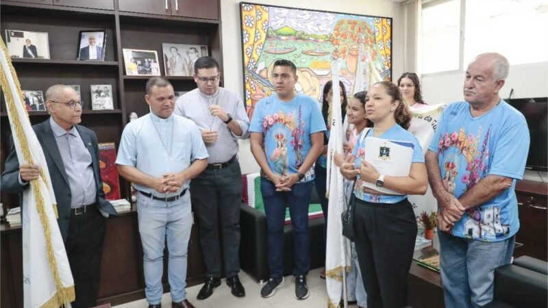 Júlio Campos recebe Bandeira de N.S. da Guia