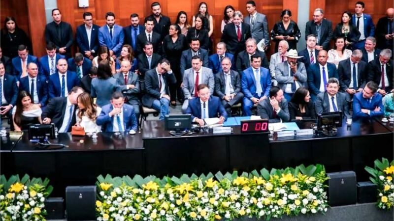 Botelho transmite cargo a Max Russi e destaca avanços na ALMT