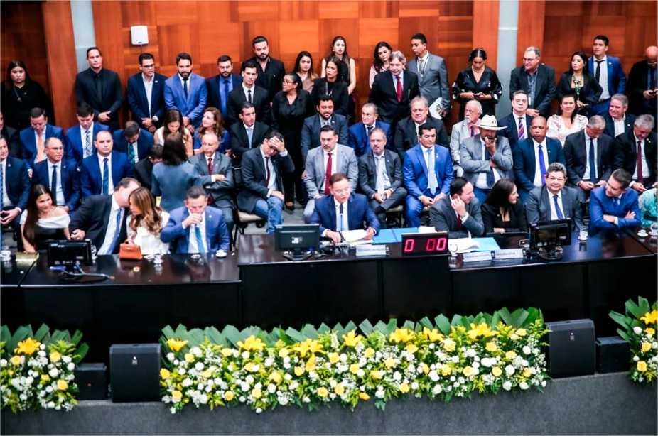 Botelho transmite cargo a Max Russi e destaca avanços na ALMT