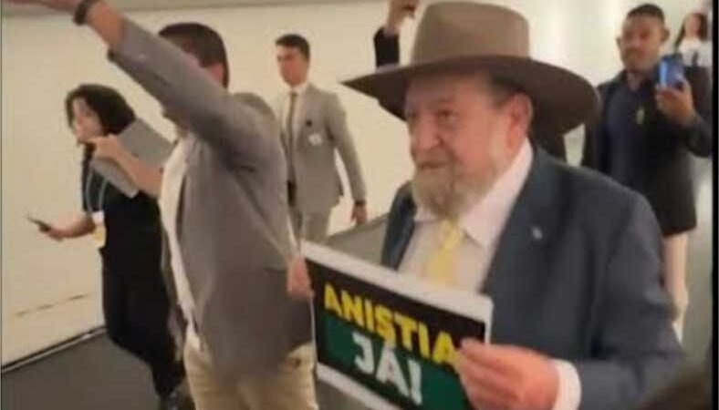 Oposição faz manifestação e pede anistia dos presos no 8 de Janeiro