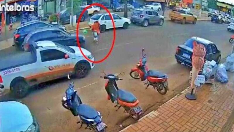 Avó com bebê de colo e criança de três anos são atropelados em avenida