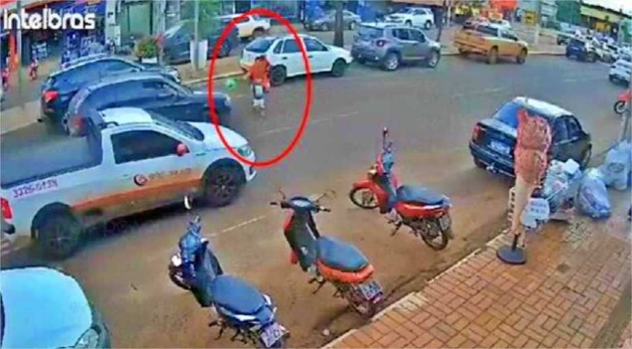 Avó com bebê de colo e criança de três anos são atropelados em avenida