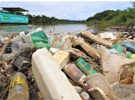 Balsa ecológica recolhe quase meia tonelada de lixo do Rio Cuiabá em apenas uma ação