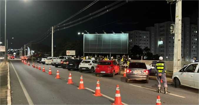 Sete pessoas são presas e 25 veículos removidos durante Operação Lei Seca