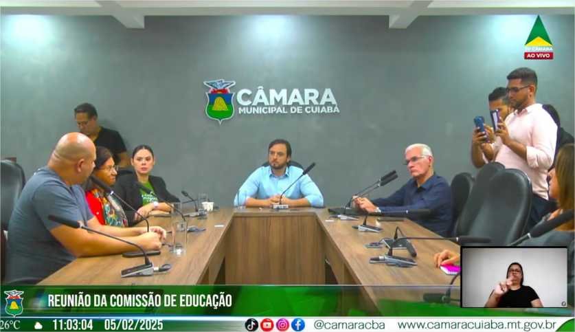 Abilio mantém secretária e manda recado a servidores: “Ou trabalha junto, ou pede para sair”