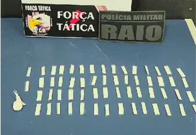 PM apreende 59 porções de cocaína e flagra suspeito com mandado de prisão em aberto