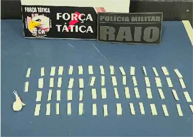 PM apreende 59 porções de cocaína e flagra suspeito com mandado de prisão em aberto