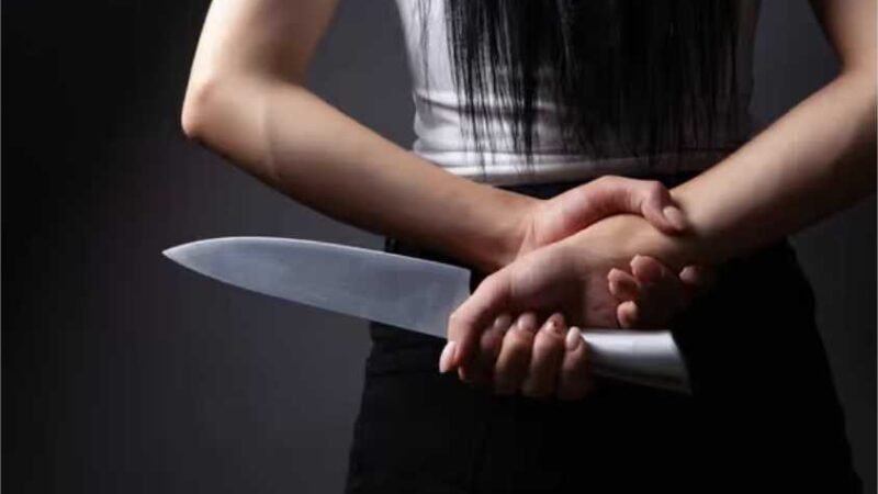 Mulher esfaqueia marido após flagrar conversas com outras no celular em VG