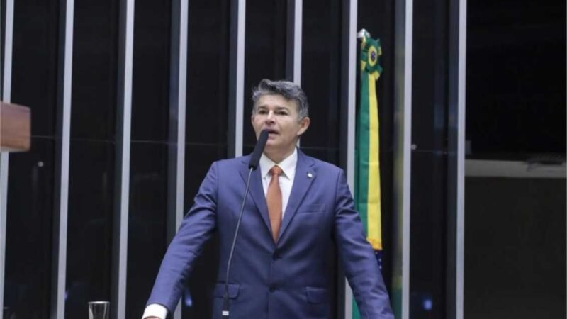 José Medeiros protocola pedido de impeachment contra o ministro Flávio Dino