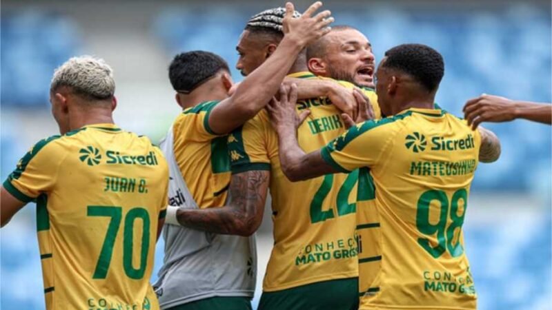 Com hat-trick de Derik, Cuiabá goleia o Sport Sinop e se classifica direto às semis do Estadual