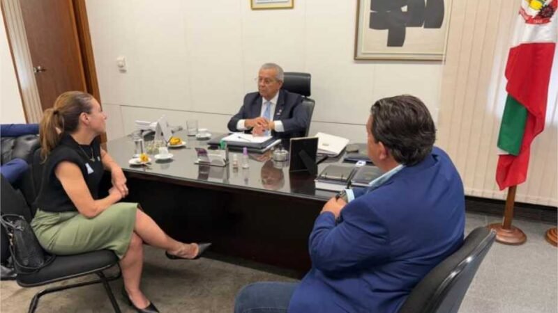 Jayme recebe Flávia em seu gabinete para tratar sobre os problemas de água em Várzea Grande