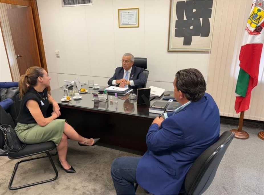 Jayme recebe Flávia em seu gabinete para tratar sobre os problemas de água em Várzea Grande