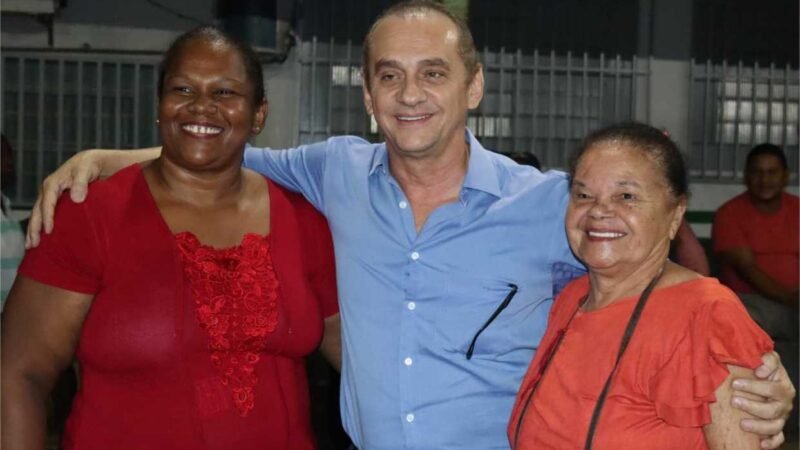 Wilson Santos participa da entrega de 324 títulos definitivos para famílias do Jardim Fortaleza, em Cuiabá