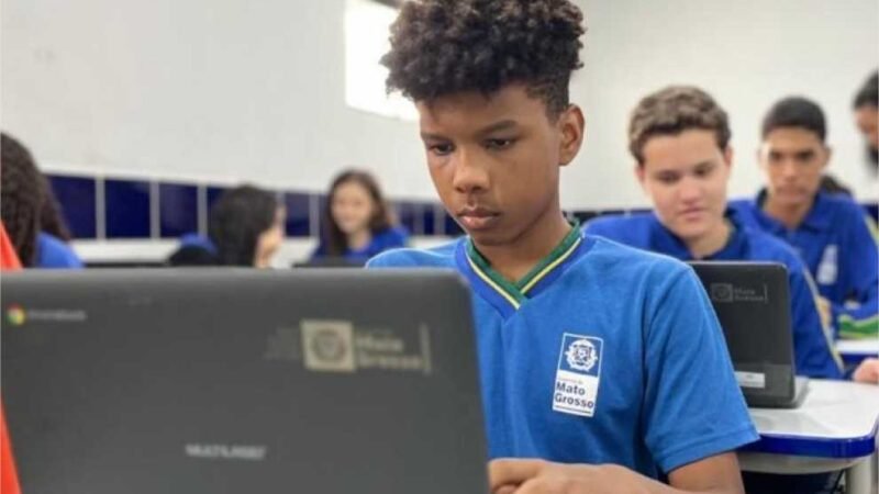 Professor da Rede Estadual incentiva pesquisa e engaja estudantes em aula de Matemática