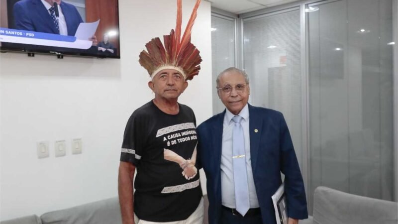 Cacique líder do povo Kanela visitou o deputado para informá-lo sobre honraria recebida