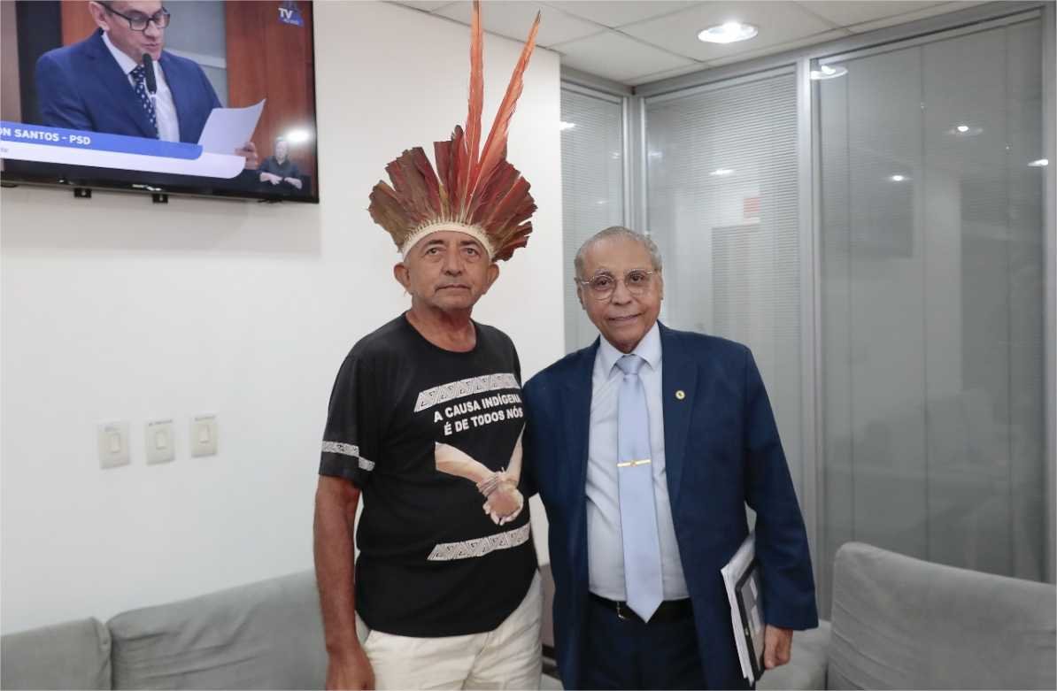 Cacique líder do povo Kanela visitou o deputado para informá-lo sobre honraria recebida 