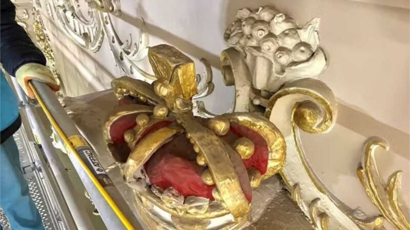 Mensagem na garrafa de 119 anos estava atrás de coroa em teatro na Escócia