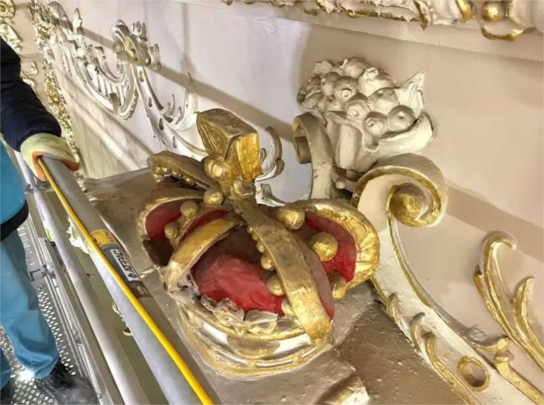 Mensagem na garrafa de 119 anos estava atrás de coroa em teatro na Escócia