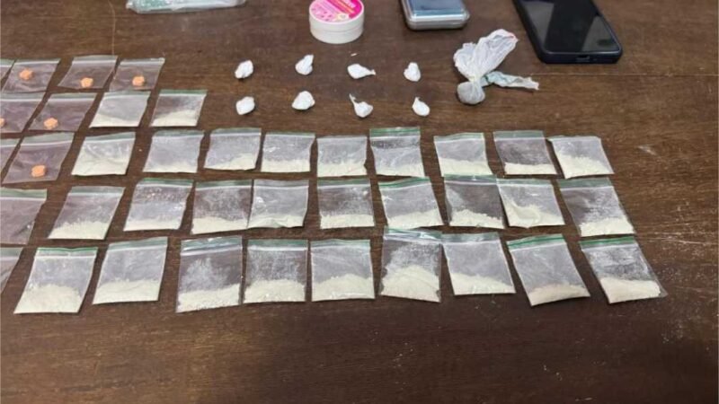 Mulher é presa pela Polícia Militar com porções de cocaína e comprimidos de ecstasy