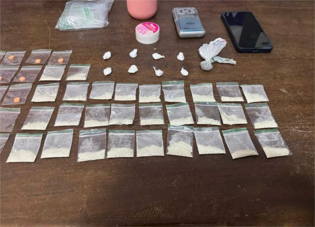 Mulher é presa pela Polícia Militar com porções de cocaína e comprimidos de ecstasy