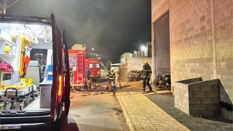Corpo de Bombeiros combate incêndio em indústria de móveis em Sorriso