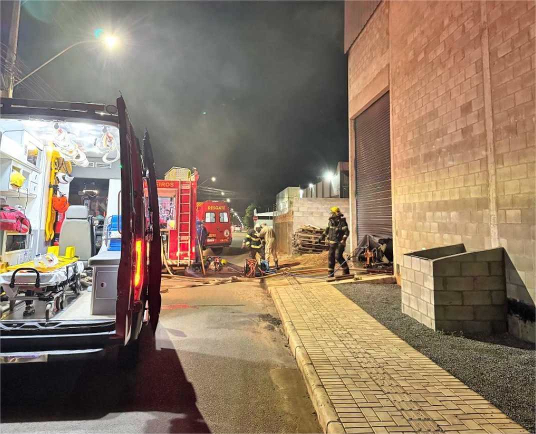 Corpo de Bombeiros combate incêndio em indústria de móveis em Sorriso