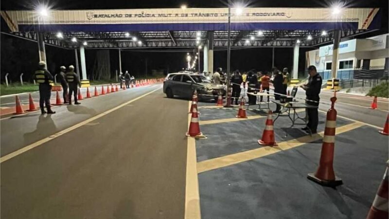 Operação Lei Seca prende cinco condutores embriagados e remove 37 veículos na madrugada deste domingo (2)
