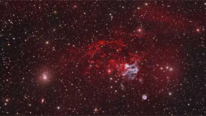 Adolescente descobre eco de luz de buraco negro maior que a Via Láctea