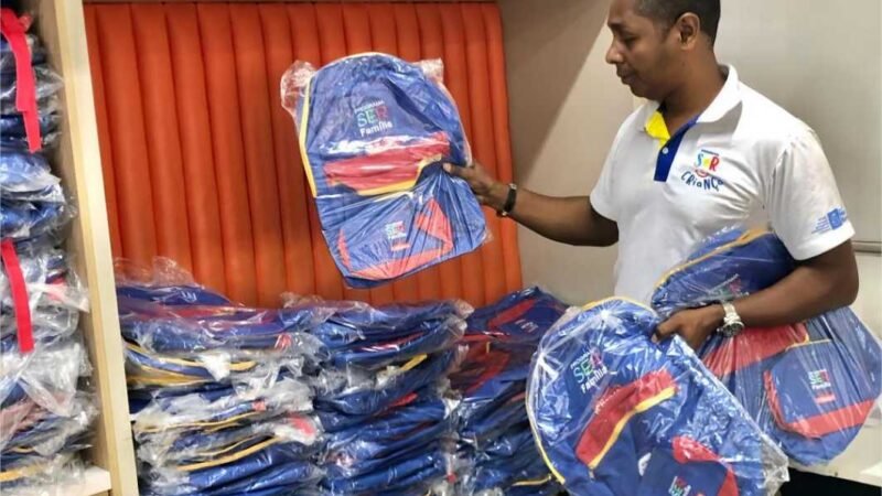 Setasc entrega kits com mochila e materiais escolares para crianças do programa Ser Família Criança em Poconé