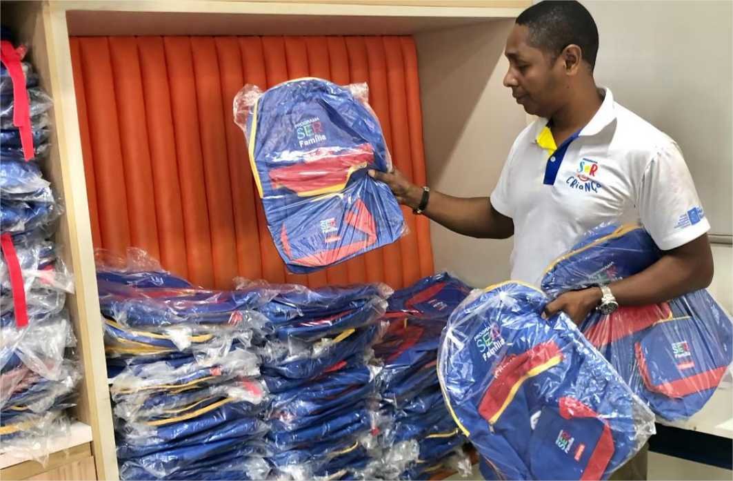Setasc entrega kits com mochila e materiais escolares para crianças do programa Ser Família Criança em Poconé