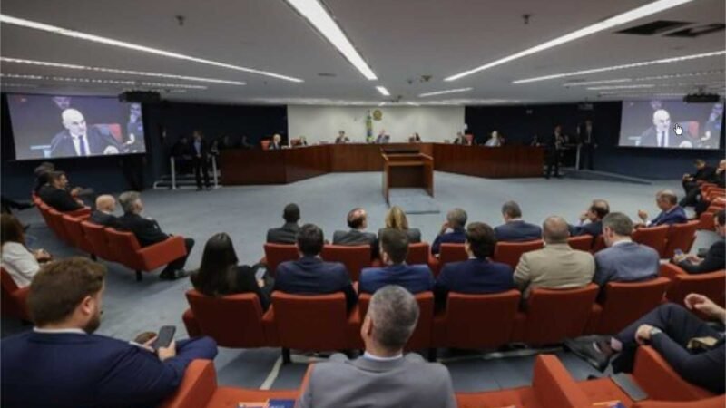 Supremo transforma Bolsonaro e mais 7 denunciados em réus por tentativa de golpe