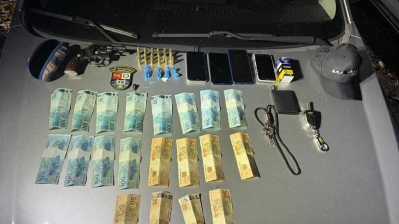 Polícia Militar prende homem com porções de cocaína, revólver e munições