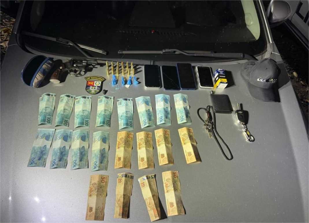 Polícia Militar prende homem com porções de cocaína, revólver e munições