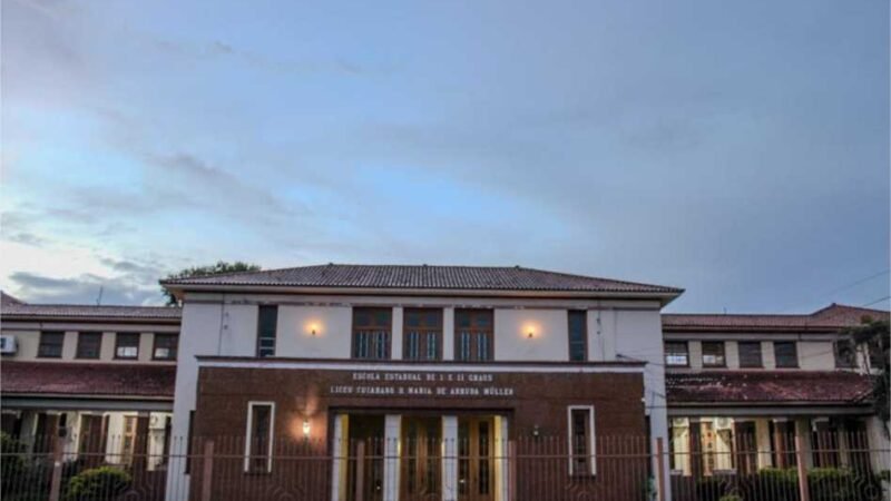 Associação Cuiabana promove projeto sustentável que ensina alunos a transformar lixo em bijuterias, instrumentos musicais e esculturas