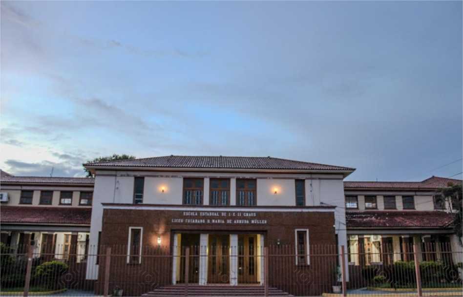 Associação Cuiabana promove projeto sustentável que ensina alunos a transformar lixo em bijuterias, instrumentos musicais e esculturas